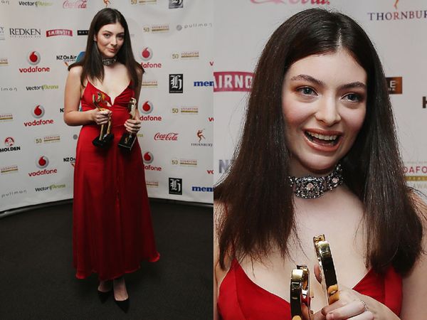 Lorde Cantik Dibalut Dress Merah Menyala