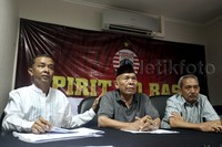 Sekretaris Komite Pemilihan (KP) Budiman Dalimunthe (kiri) memberikan keterangan pers terkait pembukaan pendaftaran calon ketua umum Persija.