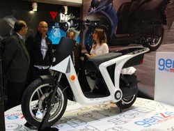 Baterai Skuter Listrik Ini Bisa Dicopot dan Dicas di Mana Saja