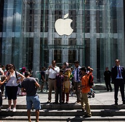 Pria Berpedang Sebar Teror di Apple Store