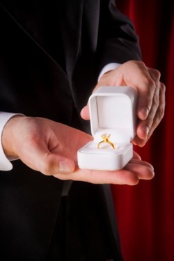 Cari Istri, Pria Ini Melamar Tiap Wanita yang Ditemuinya di Jalan