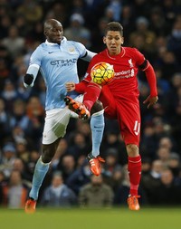 Eliaquim Mangala berebut bola dengan Roberto Firmino. Dalam pertandingan ini, Eliaquim Mangala melakukan gol bunuh diri di menit ke-8. Phil Noble/Reuters/detikFoto.