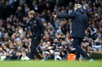 Juergen Klopp dan Manuel Pellegrini memberikan pengarahan kepada anak-anak asuhnya. Phil Noble/Reuters/detikFoto.