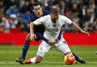 Karim Benzema mendapat pengawalan ketat dari Sergio Busquets dalam pertandingan yang dihelat di  Santiago Bernabeu, Minggu (22/11/2015) dinihari WIB. Paul Hanna/Reuters/detikFoto.