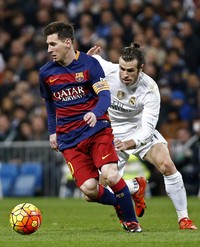 Lionel Messi berusaha melewati Gareth Bale. Paul Hanna/Reuters/detikFoto.
