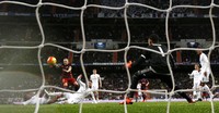 Gawang Real Madrid kembali kebobolan di menit ke-53. Gawang yang dikawal oleh Navas itu dibobol oleh Andres Iniesta. Sergio Perez/Reuters/detikFoto.