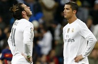 Gareth Bale dan Cristiano Ronaldo tampak kecewa dengan kekalahan tersebut. Paul Hanna/Reuters/detikFoto.