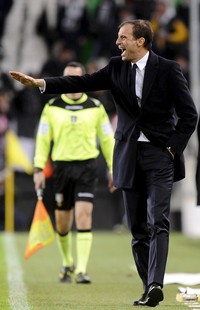 Massimiliano Allegri memberikan pengarahan kepada para pamain Juventus. Giorgio Perottino/Reuters/detikFoto.