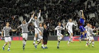 Para pemain Juventus merayakan kemenangan. Dengan hasil ini, Juve naik ke posisi keenam di klasemen sementara Serie A dengan perolehan 21 poin. Alessandro Garofalo/Reuters/detikFoto.