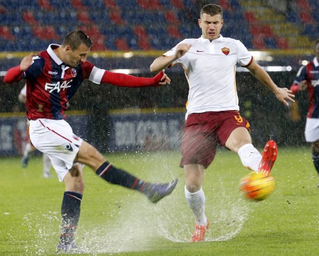 Diwarnai Tiga Penalti & Lapangan yang Tergenang Air, Roma Diimbangi Bologna 2-2