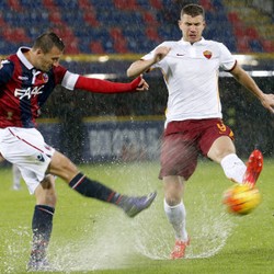 Diwarnai Tiga Penalti & Lapangan yang Tergenang Air, Roma Diimbangi Bologna 2-2