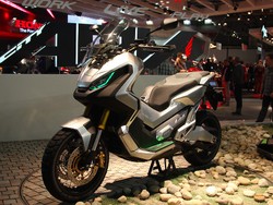 Melihat dari Dekat, Skuter Adventure Honda