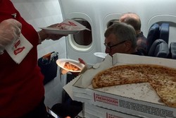 Penerbangan Dialihkan, Maskapai AS Beri Pizza untuk Penumpang