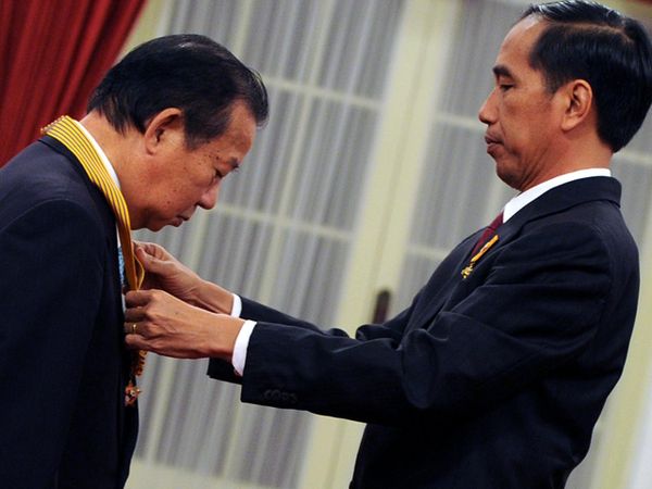 Jokowi Beri Bintang Jasa Kehormatan ke Tokoh Jepang