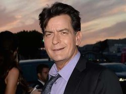 Charlie Sheen Akui Idap HIV, Roby Geisha Terjerat Narkoba (Lagi)