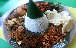 Nasi Langgi Berlauk Komplet Cocok untuk Makan Siang