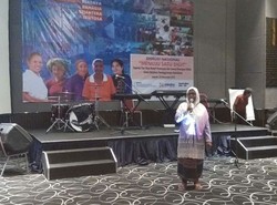 Wanita Penenun Alor Ini Ajak 250 Ibu Sekolahkan Anak Sampai Kuliah
