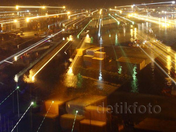 Melihat Aktivitas Bongkar Muat di Pelabuhan Tanjung Priok