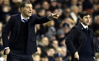 Slaven Bilic (kiri) dan Mauricio Pochettino (kanan) tampak serius mengamati jalannya pertandingan. Toby Melville/Reuters/detikFoto.