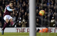 Manuel Lanzini memperkecil kedudukan di menit ke-87. Toby Melville/Reuters/detikFoto.