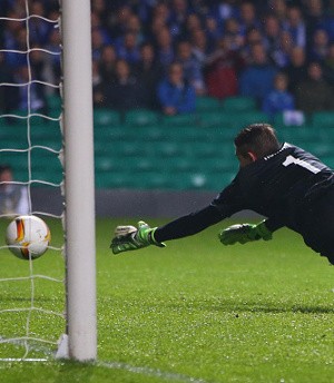 Ups, Salah! Kiper Ini ke Markas Tim Lawan, padahal Harusnya Main Kandang