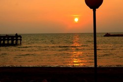 Sunset Romantis di Pantai Akkarena Makassar