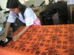 Mengintip Pembuatan Batik Belitung