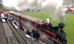 Ini Baru Aneh, Kereta Api Masuk Stadion Sepakbola