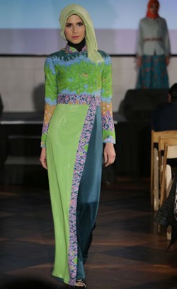 Desainer Hijab Indonesia Ini Pamer Karya di The Light of Muallaf, New York