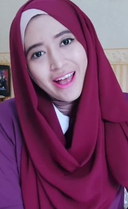 Kreasi Scarf Sifon yang Menutup Dada dari Natasha Farani