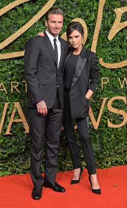 David dan Victoria Beckham Serasi dengan Tuksedo di British Fashion Awards
