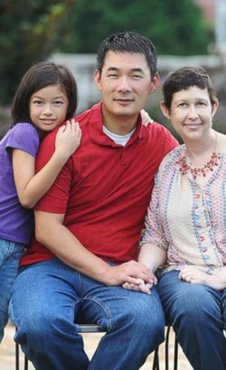 Sebar Virus Cinta, Pria Ini Bagi-bagikan 100 Surat Cintanya untuk Mendiang Istri