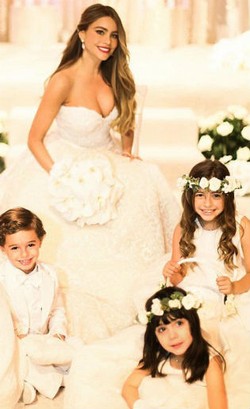 Foto: Inspirasi Pernikahan Romantis Penuh Bunga Ala Sofia Vergara