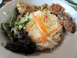 BLOEMS Waroeng: Nikmatnya Nasi Jembung dan Be Siap Pecel Gaya Rumahan