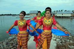 Serunya Karnaval Tengah laut di Morowali, Sulteng