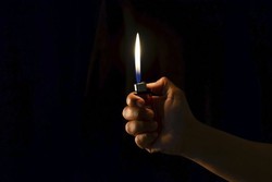 Turis China Coba Selundupkan Korek Api di Dalam Mulutnya