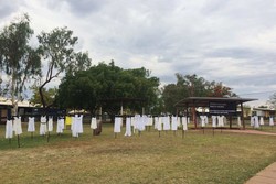 Gantungan Salib Gaun Putih di Kimberley Peringati Hari KDRT di Australia