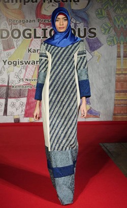 Eksplorasi Kain Gedog dalam Koleksi Busana Muslimah Yogiswari Prajayanti