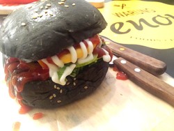 Warung Enon: Ngemil Black Burger dan Es Krim Kuburan Mantan