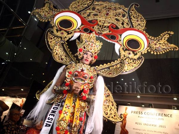Anindya Pamer Busana untuk Miss Universe 2015