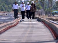 Jokowi Tinjau Proyek Trans Sulawesi Railways