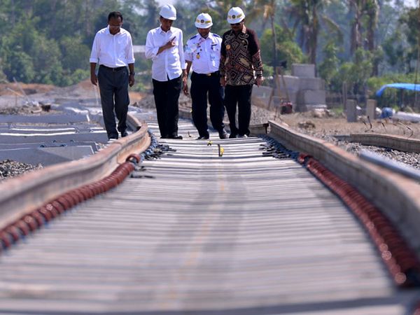 Jokowi Tinjau Proyek Trans Sulawesi Railways