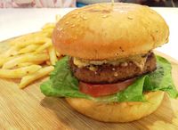 Nyam! Beef Burger Juicy Dinikmati Bersama Milkshake Biskuit Regal