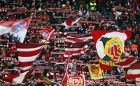 Para pendukung Bayern yang memadati Allianz Arena terus memberikan dukungan. Michael Dalder/Reuters/detikFoto.