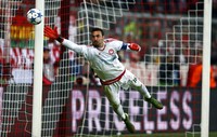 Roberto melompat untuk mengamankan gawangnya dari serangan para pemain Bayern. Michael Dalder/Reuters/detikFoto.