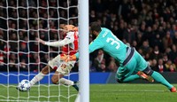 Alexis Sanchez melepaskan tendangan yang berbuah gol ke gawang Dinamo Zagreb. Matthew Childs/Reuters/detikFoto.