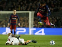 Neymar melompat untuk melewati Maicon dalam pertandingan yang dihelat di Camp Nou, Rabu (25/11/2015) dinihari WIB. Albert Gea/Reuters/detikFoto.