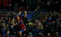 Luis Suarez merayakan gol di hadapan pendukungnya. Dalam pertandingan ini Suarez dua kali membobol gawang Roma. Gol itu dibuatnya di menit ke-15 dan 44. Paul Hanna/Reuters/detikFoto.