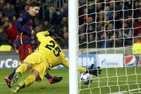 Lionel Messi membobol gawang Wojciech Szczesny. Dalam pertandingan ini Messi dua kali membobol gawang Roma. Gol itu dibuatnya di menit ke-18 dan 60. Albert Gea/Reuters/detikFoto.