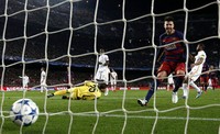 Gawang Roma kembali kebobolan di menit ke-55. Gawang yang dikawal Wojciech Szczesny dibobol oleh Gerard Pique. Paul Hanna/Reuters/detikFoto.